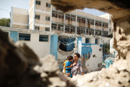 fotojournalismus:
“Day 23: Israel strikes on another UN school serving as a refugee shelter & crowded market in Shejaiya during ceasefire as Gaza death toll passes 1,350 | July 30, 2014
Faiza Al-Tanboura had not spoken for 21 days since a missile...