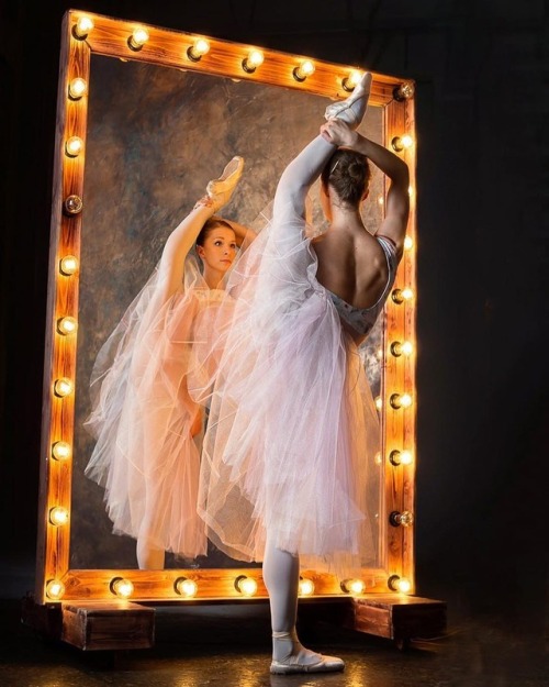 Beautiful dancers Maria Bahaeva @one_dimple98 and @polenyonok  Photos ©️ Viktoria Maley @soleil
