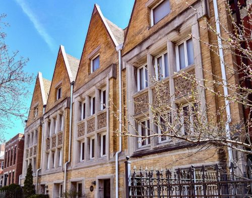 Wright in a row. #franklloydwright #architecture #architecturephotography #rowhouses #chicago #illin