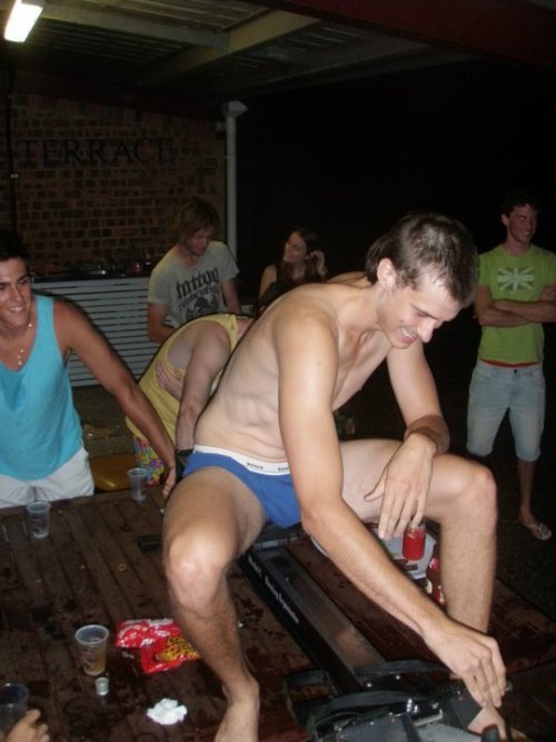 olderbromakesmehot: realundiemen: Aussie boys in their undies….. Fuck yeah!