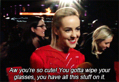 loveworth:  Jena Malone cleans a reporter’s glasses at the Catching Fire London Premiere. 