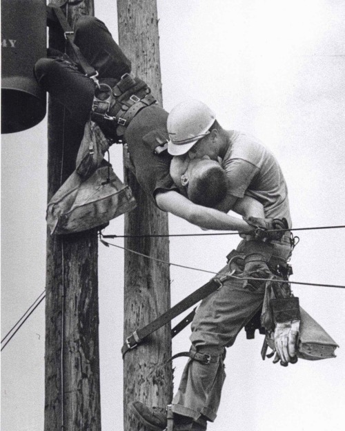 history-inpictures: A utility worker giving mouth-to-mouth after a co-worker contacted a high voltag