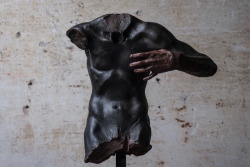 europeansculpture:Ettore Greco - Busto nero con mano, 2016  