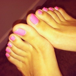 solecityusa:  sexy pink toes - lucysfootsies