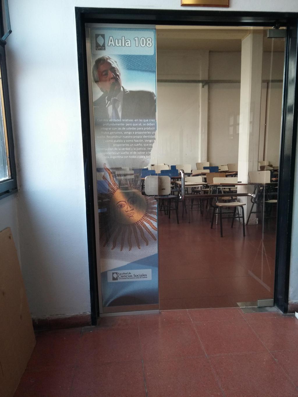 Aula 108 en la Universidad de La Matanza, Buenos Aires. (Gracias @analia_vi que informa que las aulas 106 y 107 son Manuel Belgrano y Mariano Moreno)