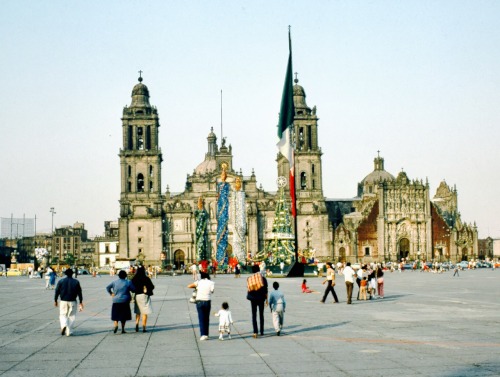 Zócalo, bandera nacional, decoraciones navideñas y catedral, Ciudad de México, 1986.