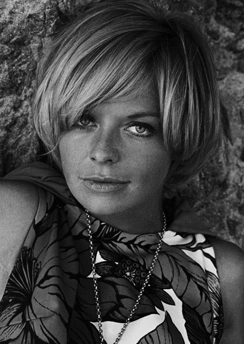 languagethatiuse:  Ms. Susannah York. Photography by Paul Lichfield. 