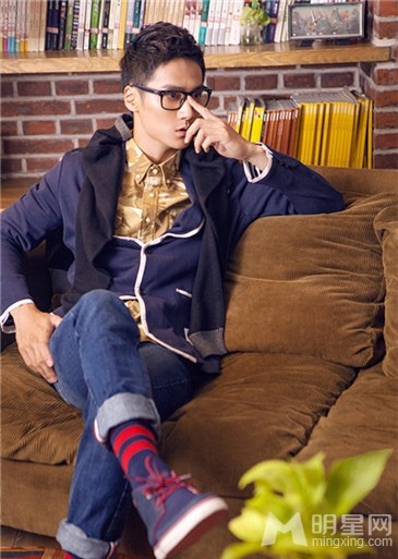 igifwhatiwant:  JIANG JIN FU, looking totally adorable and relaxed. while he is waiting
