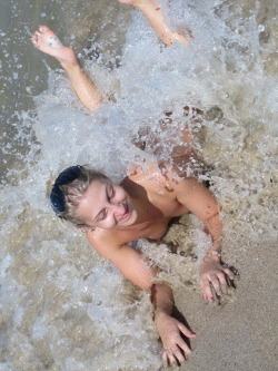 lovenakedbeach:  Amateur beach voyeur exposing