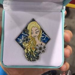 pinpicsdotcom:  Here is a look at a GORGEOUS Elsa jumbo pin featuring Swarovski crystals. #disneypin #disneypins #pinrelease #pintraders #pintrading #pinpics #d23 #d23expo #d23expo2015 #disneystore 