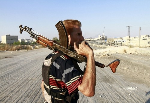 gunrunnerhell:Mix-n-matchA Free Syrian Army fighter is seen carrying his weapon in Aleppo - (Reuters