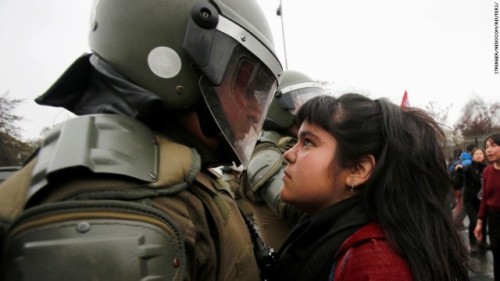 darylfranz: 機動隊にらみつける、チリ女性の写真が話題に - CNN.co.jp
