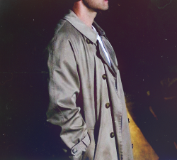 inacatastrophicmind:  Trenchcoat and leather