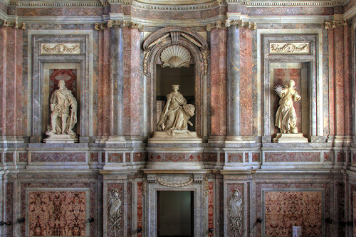 un-monde-de-papier:Vues du monumental escalier d’honneur du palais de Caserte, en Italie.Photo 1: cc