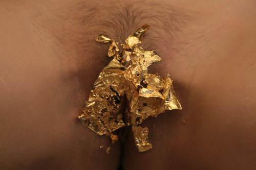 la-musarde:  Photos: Marco Baldini, janvier 2015.Série: Sexe (feuilles d’or véritable).Modèle: La Musarde.