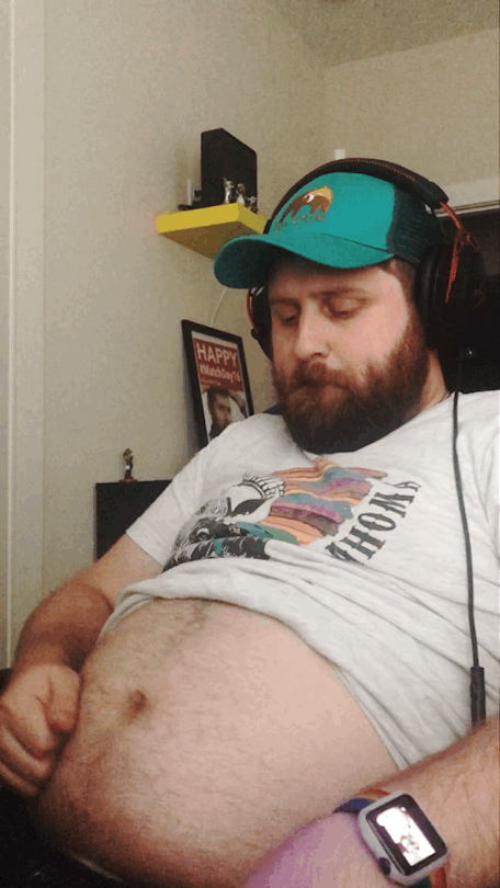 cubtherapy:  I haven’t done a gaming-night belly pic in a while, so I thought I’d do another gif for you guys 😉😏 