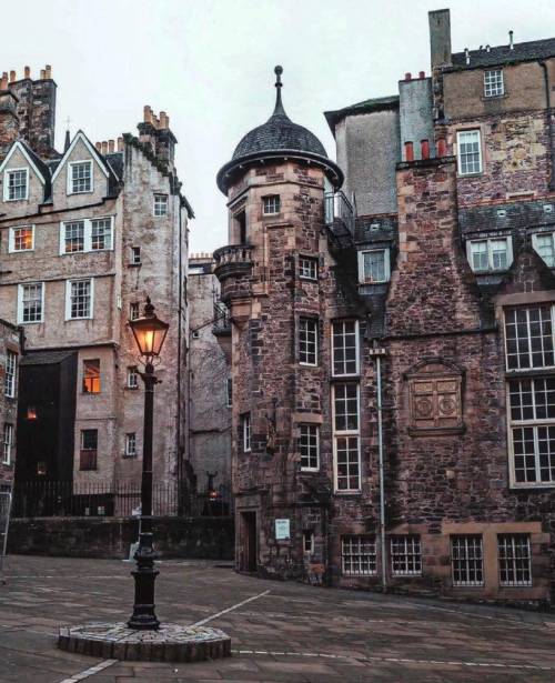 (via Lady Stair’s Close, home of the Writers’ Museum, Edinburgh, Scotland. (Image - Geor