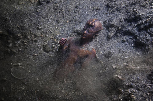 sometimesanihilist:Image by Franck Goddio, underwater archaeologist, during the excavation of the an