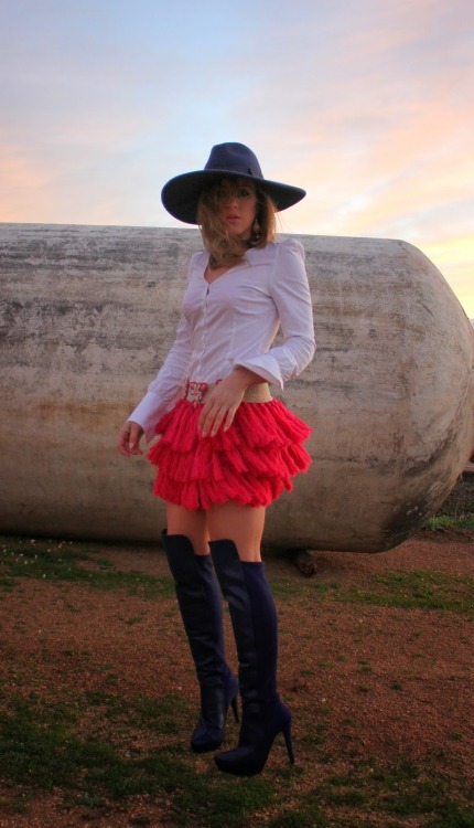 Fashion blogger dolcevirginia in Zetts skirt, Maripaz over the knee boots and Zara Hat/SombreroSourc