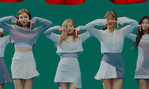 Yamachii trying to guess the “Twice’s pose”.