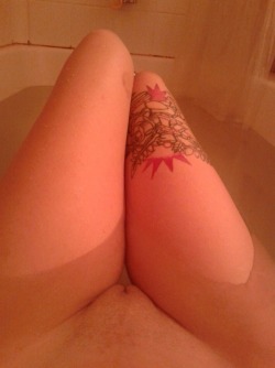 casuallychoppedstrawberry:  Follow me on Tumblr blog and my live cam