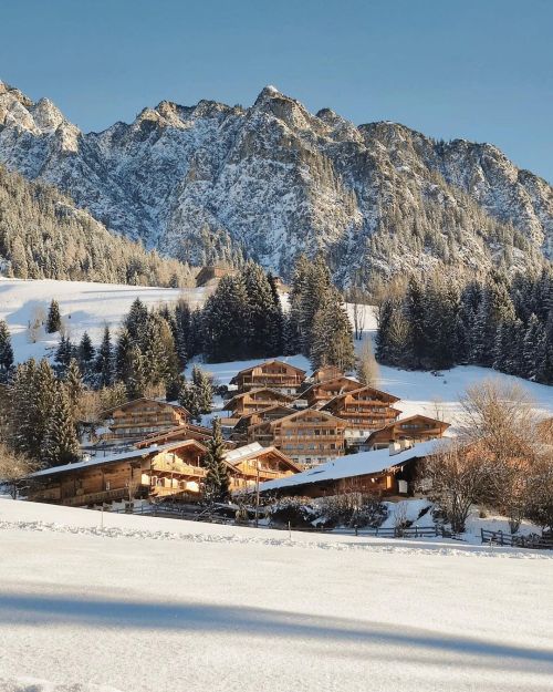 Das Alpbachtal in Tirol © @martinrosenthal84#weloveaustria #mountains #winter #oostenrijk #cabins 
