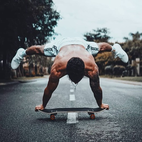 Powerful #planche by @massimo_flaiani  . . #handstand #handstands #calisthenics #bodyweightexercises