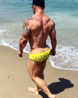 gaybubblebuttboyz:  cantgetpastthatass: 