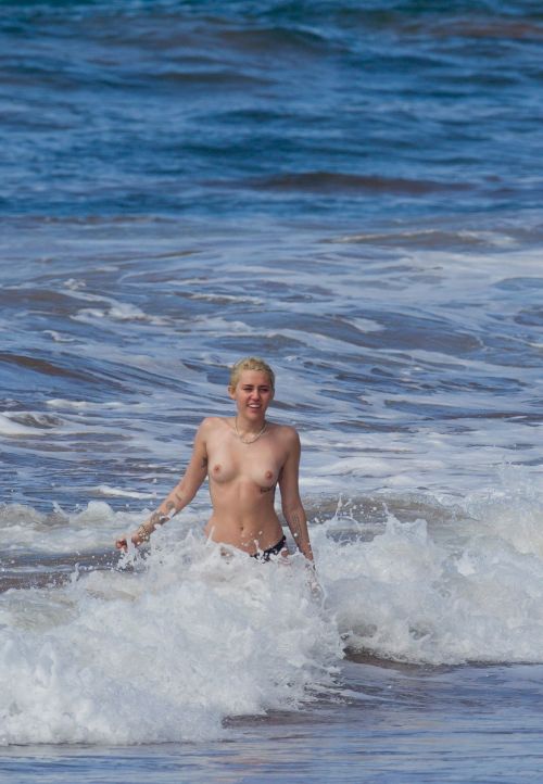 Miley CyrusÂ swimming topless in Hawaii porn pictures
