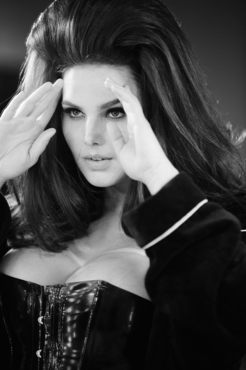 Les Beehive – Behind the Scenes of the Pirelli 2015 Calendar with Candice Huffine, Adriana Lima and 
