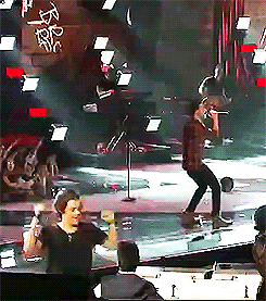 guydirectioners:Harry dancing to Simon. haha