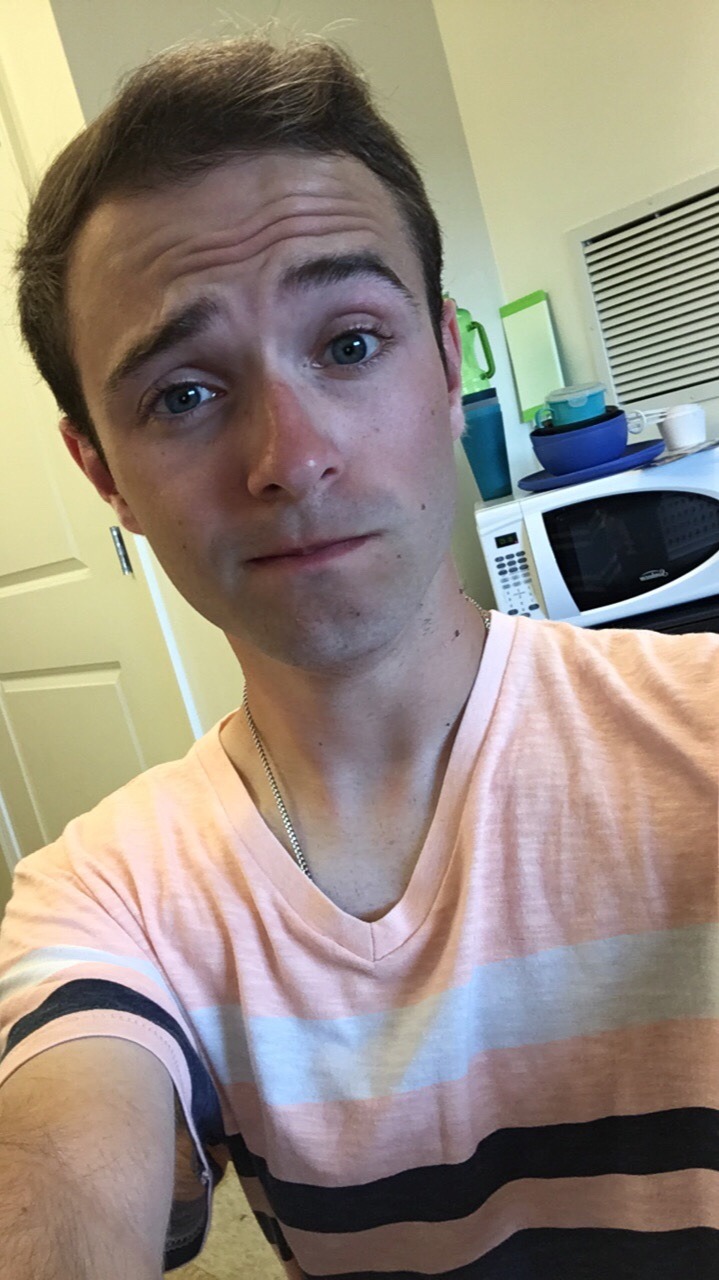 soulreaper881:  minityleroakley:  I feel so hot today. Also my shorts are this same