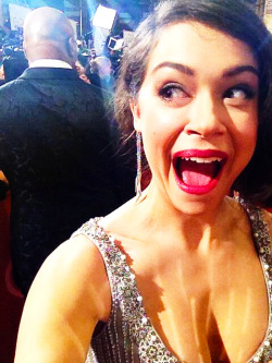 tatianamaslanydaily:  Emily Zemler: I asked my favorite @tatianamaslany to take a selfie on the Globes carpet 