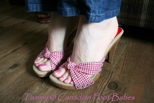 cdnfbs: Tammy’s pretty pink toes in a pair of Daisy Duke heels! www.canadianfootbabes.com