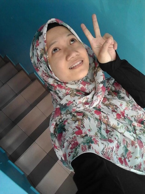 azziatixxx: Dengar cerita awek ni dah pernah kena.sape yang ade gambar bogel dia share2 la ye?