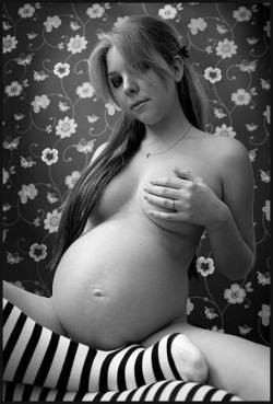 sexypregnanthotties: For more sexy pregnant