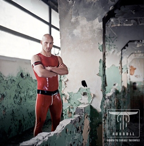 rubberlycra:  Rubbull.com  Nothing like a bald stud in rubber!