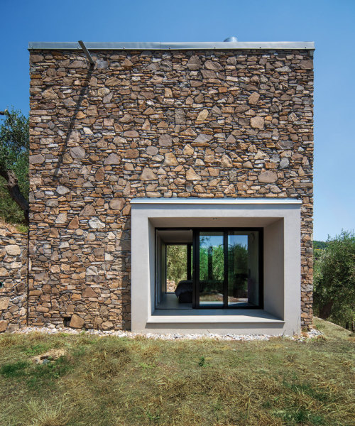 LA CASA TRA GLI ULIVIArchitect : StudioataPhotographer : Beppe GiardinoLocation: Montegrazie IM, Ita