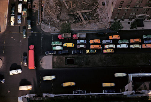 lazypacific:  unrar:    New York City. 1953, Werner Bischof.  all the colours of the cars look great against the dark asphalt 