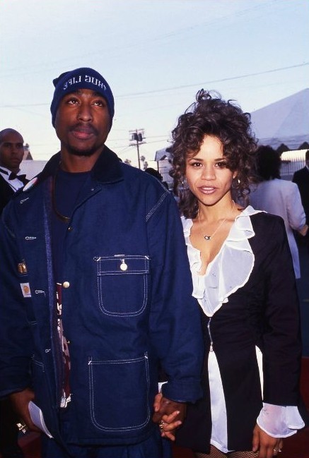 vi0lentmoreviolets:  Rosie Perez and Tupac at the Soul Train Music Awards, 1993Aren’t they adorable? There is a really sweet story behind these photos. Before leaving for the awards, Rosie’s date (another guy in the music industry) stood her up. Tupac