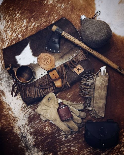 Aksamdan çanta hazirlamayi özlemisim.. #bushcraft #leathercraft #STAYWILD https://www.instagram.com/