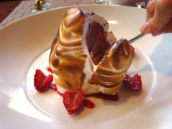 racheltheewe:0nigum0:  fatboydiet:No idea what this is, but I want to eat it.  I…I must have it.  It’s a Baked Alaska!  Give to me the State which has been Baked