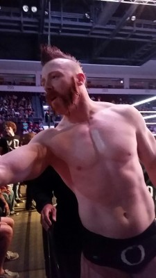 deanambrcse:  here’s a photo of Sheamus arguing with the kid next to me for telling him he looks stupid about a foot away from me 