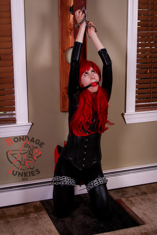 Balancing on her knees and held up by her darby cuffs, Lucy struggles to get free #bondage #darby #handcuffs #ballgag http://j.mp/2zxL0mE