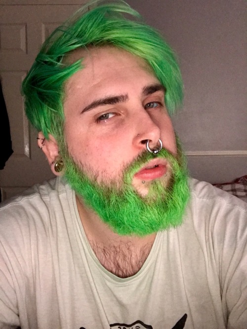 kiimon:  When you ill as fuck,  but you realise your phone has a front flash 😎