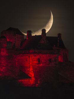 daddyshand:  Moon and Edinburgh Castle  