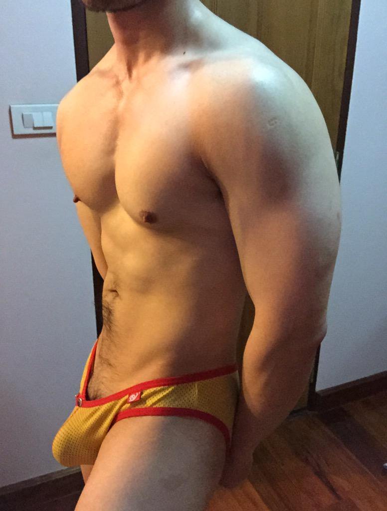 chicosguaposlindos:  asiaticos-hot-guys:  Omphala1  Thai gay