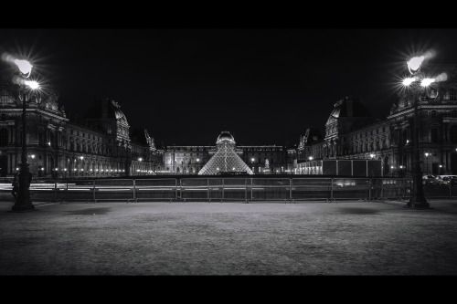 un-monde-de-papier: Vues nocturnes du Louvre. Photos: cc www.flickr.com/photos/corosion