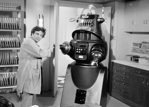 Peter Falk, Robby the Robot / production still from “Mind Over Mayhem”, season 3, episod