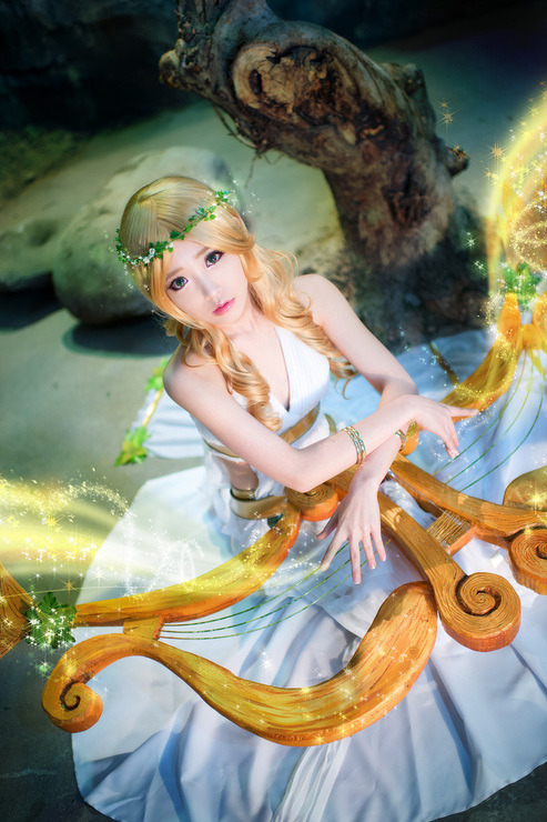league-of-legends-sexy-girls:  Sona Cosplay 
